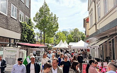 Besucher beim Brunnenfest