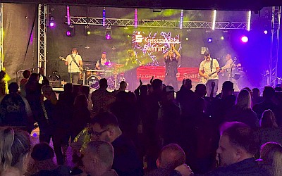 Besucher in Partylaune bei Livemusik auf dem Schweinemarkt