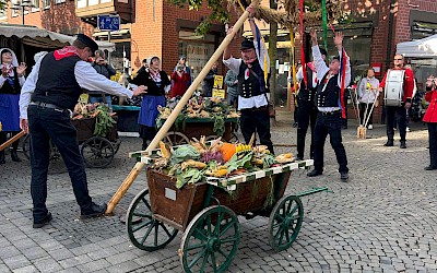 Die Kötterfamilie beim Errichten der Erntekrone