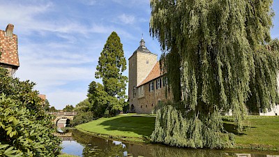 Eine Gräfte umgibt die imposante Wehranlage Schloss Steinfurt